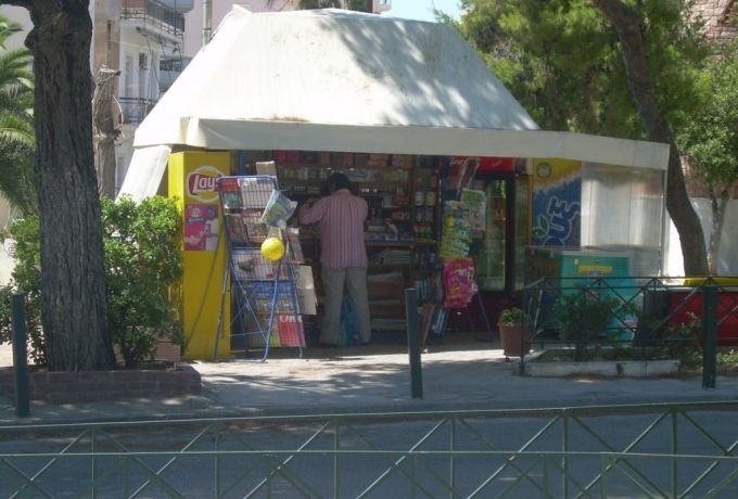 Το τέλος του μικρομάγαζου; Σβήνουν τα περίπτερα – Σε κίνδυνο φούρνοι, καφέ και ταβέρνες της γειτονιάς